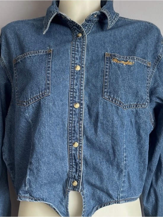 Wrangler Tops - Wrangler ~ Blue ~ Denim ~ Waist Length Shirt w/ Tie at Waist. Size Medium/Large.